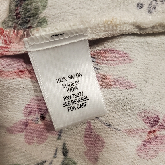 Croft & Barrow Pink and White Floral Blouse - Picture 2 of 3